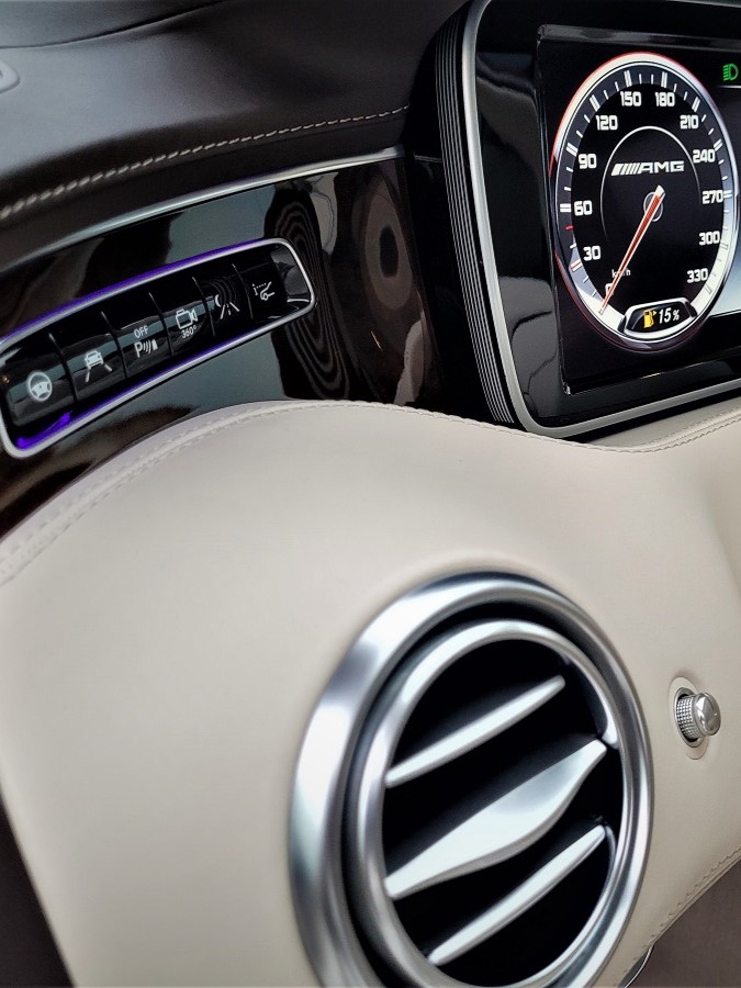 S63 interiér